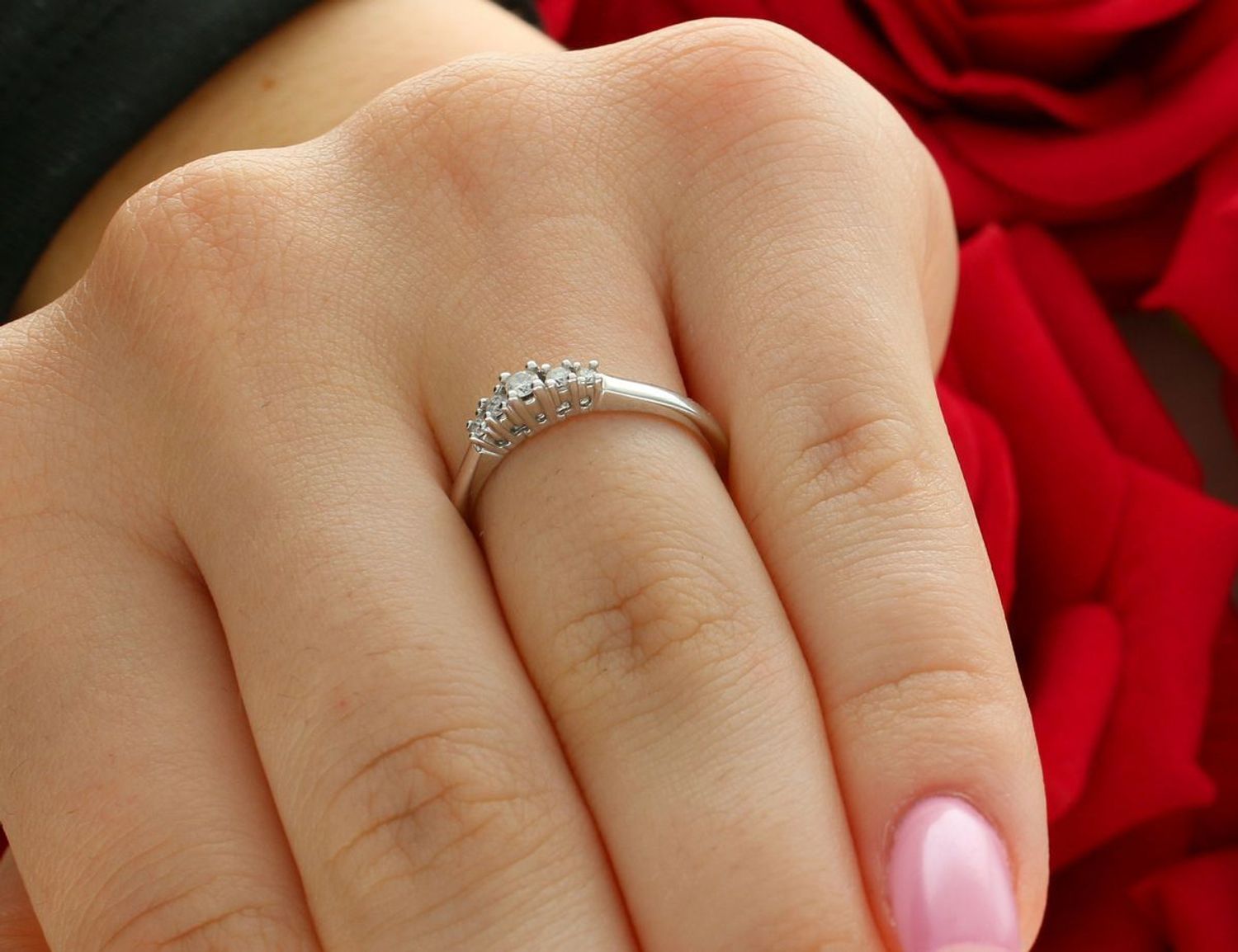 Pierścionek z białego złota próby 585 z pięcioma diamentami 0,10 ct (SI2H). Certyfikat autentyczności w zestawie. Idealny na prezent lub zaręczyny.1.jpg